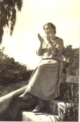 SHARKEY COLLECTION - WOMAN ON CONCRETE STEPS