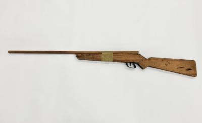 TOY: WOODEN RIFLE GUN