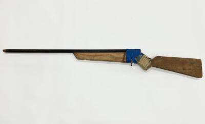 TOY: WOODEN RIFLE GUN
