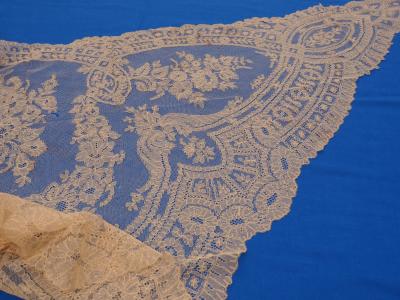LACE, CHANTILLY, SHAWL