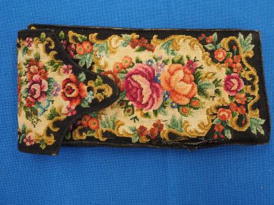 Petit point spectacle case