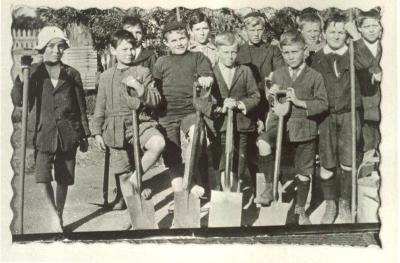 CLAREMONT PRACTISING SCHOOL BOYS GARDENING GROUP 1910