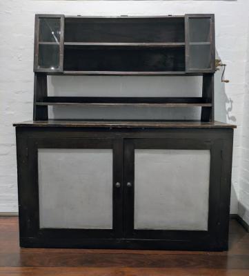 KITCHEN DRESSER: WOODEN