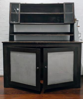 KITCHEN DRESSER: WOODEN