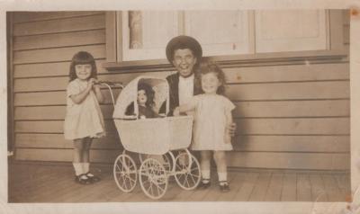 PHOTOGRAPH: DOROTHY, PETE, DAD, THELMA GREEN BEQUEST