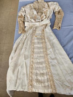 DRESS: BODICE AND SKIRT OF CREAM SILK AND LACE