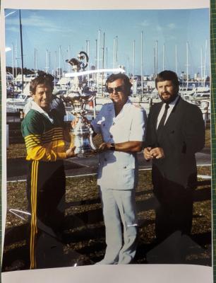 PHOTOGRAPH: AMERICA'S CUP TROPHY WITH MAYOR RICHARD DIGGINS, 1987