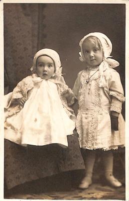 POSTCARD: BLACK AND WHITE PORTAIT, TWO YOUNG GIRLS IN BONNETS AND DRESSES