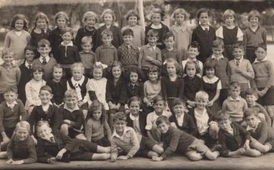 POSTCARD: ROSALIE PRIMARY SCHOOL CLASS PHOTO