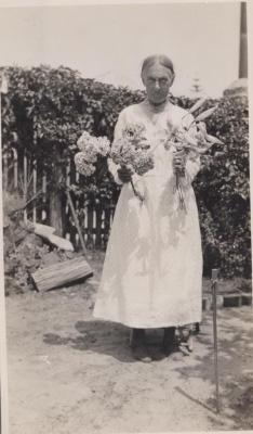 POSTCARD: ANNIE CONGDON, FROM ALBUM 1, THELMA GREEN COLLECTION