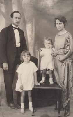 POSTCARD: ERN BERRY AND FAMILY, FROM ALBUM 1, THELMA GREEN COLLECTION