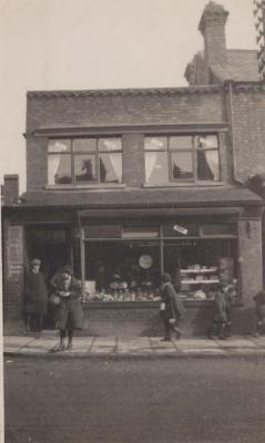 POSTCARD: UNKNOWN HOUSE, FROM ALBUM 1, THELMA GREEN COLLECTION