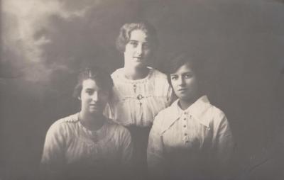 POSTCARD: ELSIE MACHION, ROSE LESLIE AND UNKNOWN WOMAN, FROM ALBUM 1, THELMA GREEN COLLECTION