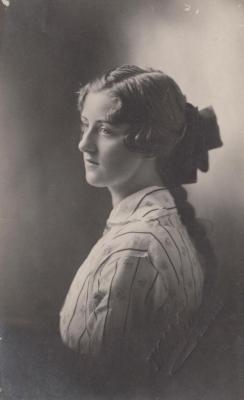 POSTCARD: ROSE LESLIE, FROM ALBUM 1, THELMA GREEN COLLECTION