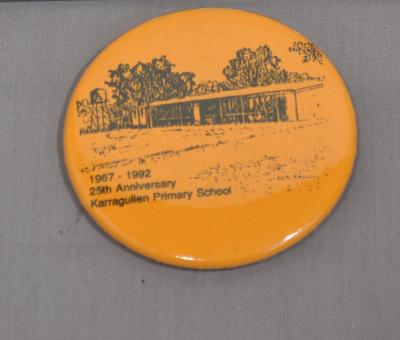 BADGE, COMMEMORATIVE - KARRAGULLEN PRIMARY SCHOOL 25TH ANNIVERSARY
