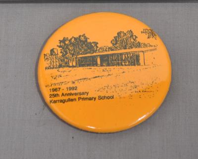 BADGE, COMMEMORATIVE - KARRAGULLEN PRIMARY SCHOOL 25TH ANNIVERSARY