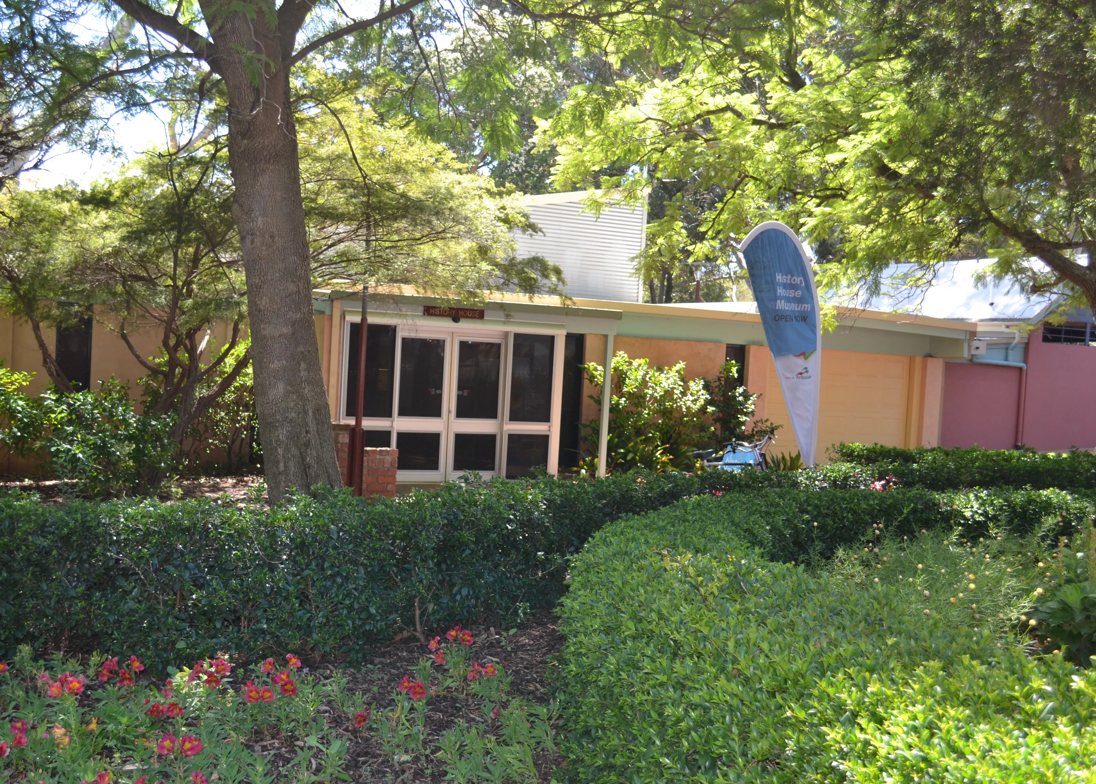 History House is located to the east of the City of Armadale Administration Building, 7 Orchard Avenue, Armadale, and overlooks the Minnawarra Park. Entry is through a set of automatic doors. Out the front is a flat brick paved pathway.